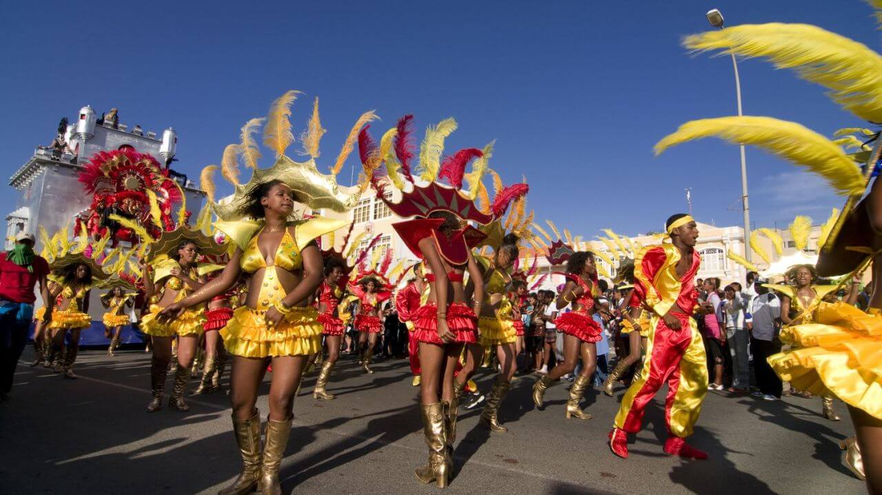 célébrations animées du carnaval qui illuminent les rues de Mindelo.
